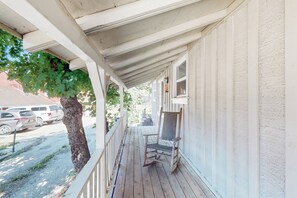 Interior - 1BR Vintage Cottage, Dog-friendly, Walk to Town (Quincy)