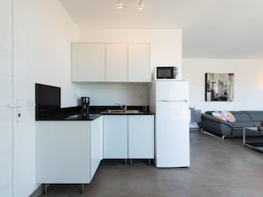 Kühlschrank, Mikrowelle, Kochgeschirr/Geschirr/Besteck