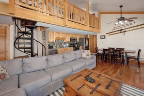 TV, fireplace - Wild Irishman 2 bed 1.5 bath deluxe On Shuttle Route Close to Everything! (Keystone)