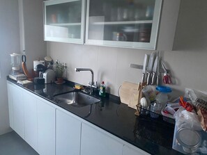 Kühlschrank, Mikrowelle, Ofen, Geschirrspüler