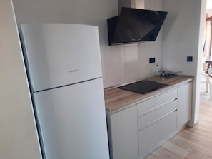 Kühlschrank, Mikrowelle, Ofen, Geschirrspüler