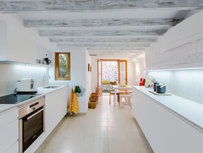 Kühlschrank, Ofen, Geschirrspüler, Kochgeschirr/Geschirr/Besteck