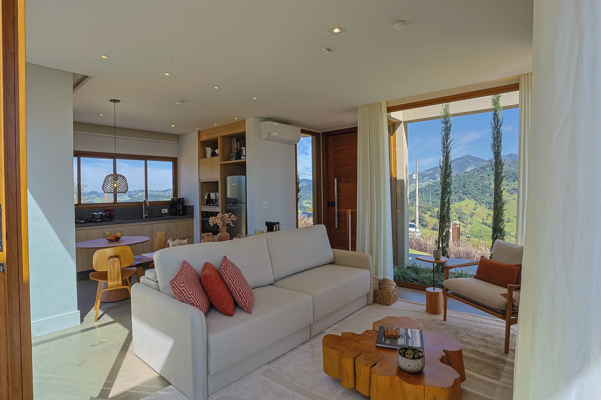 Una sala de estar moderna con un sofá, una mesa de centro y un comedor.