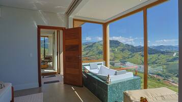 Hypo-allergenic bedding, pillowtop beds, free WiFi, bed sheets