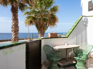 Outdoor dining - Apartment direkt am Meer by Interhome (Costa del Silencio)