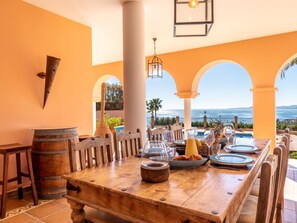 Outdoor dining - Luxuriöse Villa mit beheiztem Pool und Whirlpool by Interhome (Benalmádena Costa)