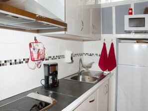 Refrigerador, microondas y utensilios de cocina 