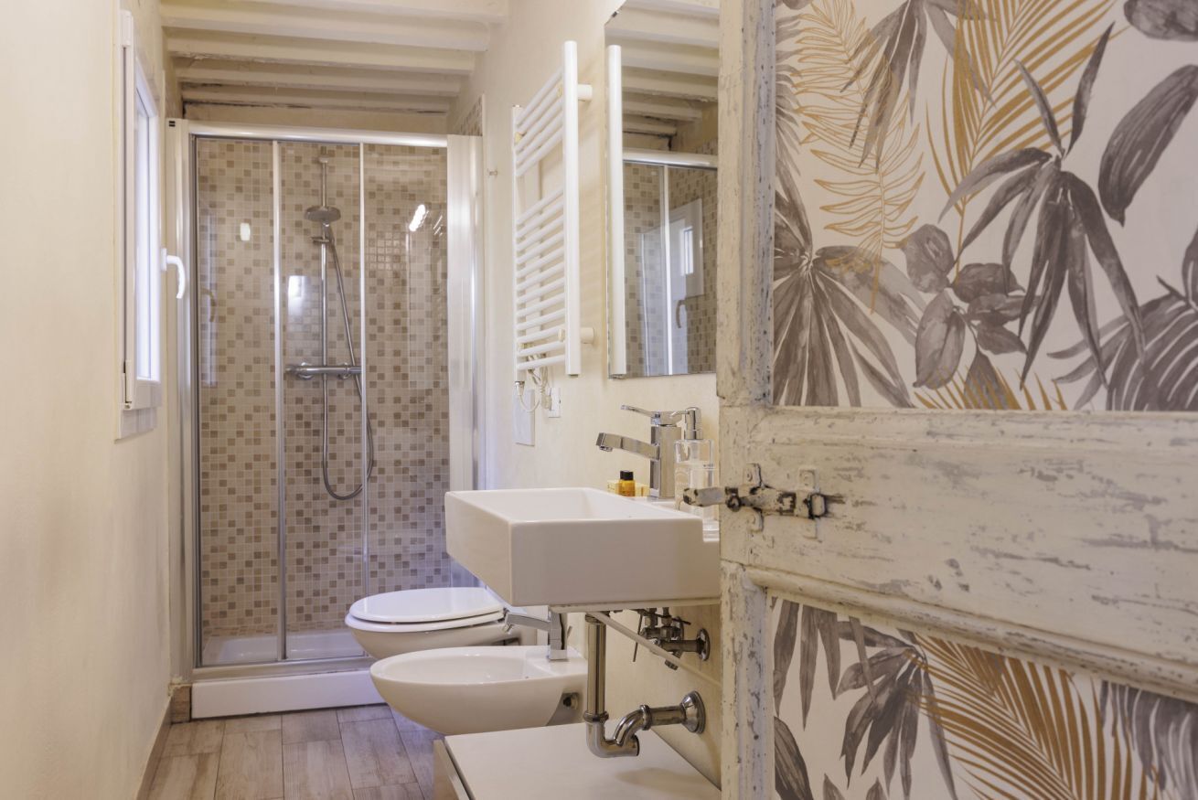 Dusche, kostenlose Toilettenartikel, Haartrockner, Bidet
