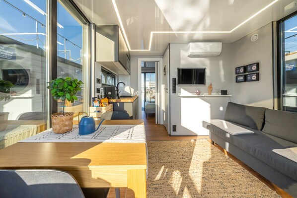 Luxury Mobile Home, Sea View | Living area - The Homeboat Company Albufeira (Albufeira)