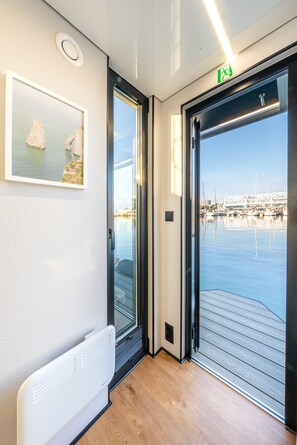 Luksushusvogn, sjøutsikt | Skrivebord, skrivebord for bærbar PC, blendingsgardiner og lydisolert