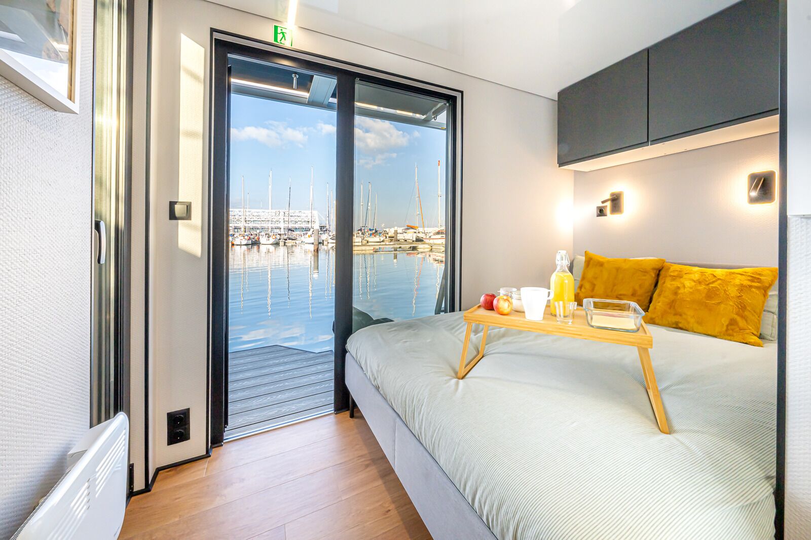 Bureau, espace de travail pour ordinateur portable, rideaux occultants