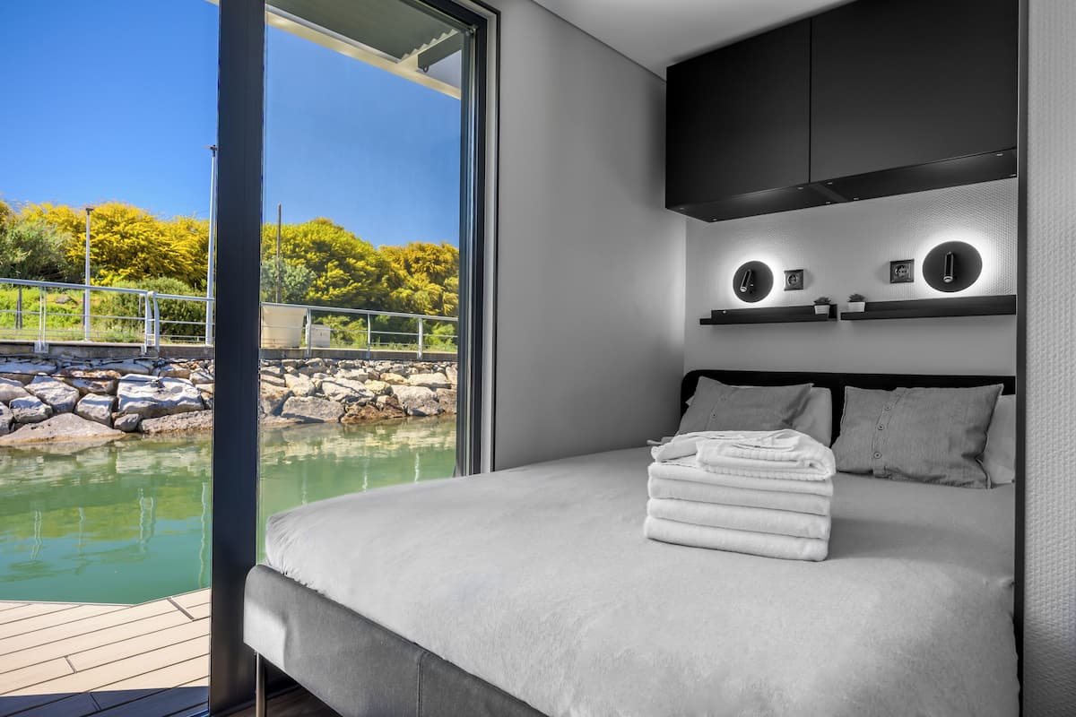 Maison mobile luxueuse, vue sur la mer | Décor unique, ameublement unique, bureau