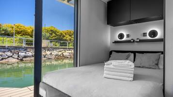 Trailer superluxo, vista para o mar | Individualmente decorados, individualmente mobiliados, escrivaninha