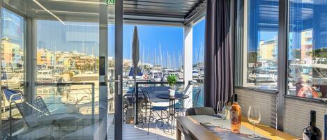 كارافان فاخر - بمنظر للبحر | منطقة المعيشة | تلفزيون بشاشة مسطحة