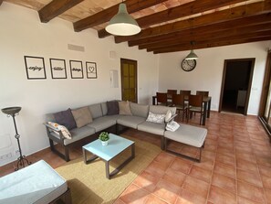 TV, fireplace - Idyllische Finca mit Garten und Pool by Interhome (Santanyí)