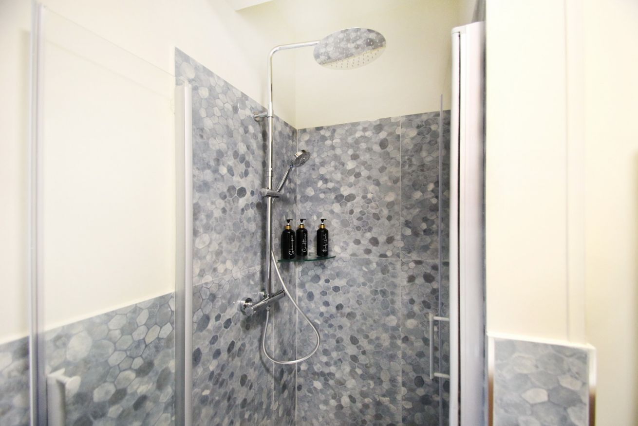 Dusche, Haartrockner, Handtücher, Seife