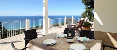 تناول الطعام بالخارج