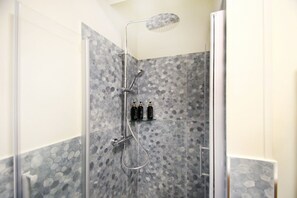 Dusche, Haartrockner, Handtücher, Seife