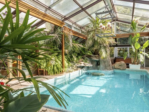 5-Suiten Madrid Villa Oasis, Schwimmbad-Spa, Fitnessraum, Club by Interhome