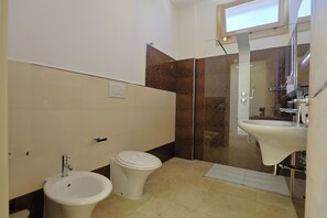 Een douche, een haardroger, een bidet, handdoeken