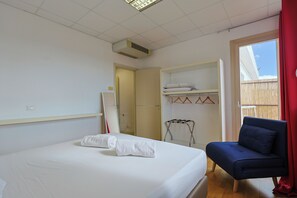 خزنة داخل الغرفة وسرير سفر وواي فاي مجانًا وملاءات أسرّة