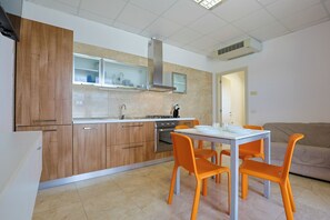 Réfrigérateur, four, plaque de cuisson, cafetière/bouilloire