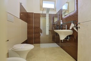 Douche, sèche-cheveux, bidet, serviettes fournies