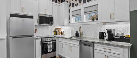 Refrigerador, microondas, horno y parrilla de estufa