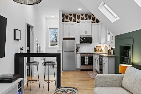 Smart TV, books, music library. Skylit Guest House, Walkable East Nash