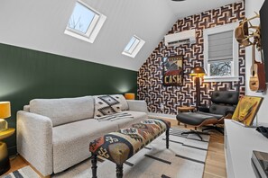 Smart TV, livros, biblioteca musical