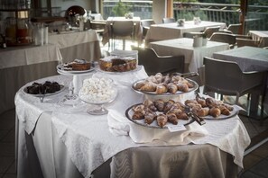 Free daily buffet breakfast - Miramontino Mountain Suite & Spa (Rota d'Imagna)