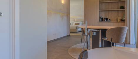 Luxury-Suite, Bergblick | Zimmersafe, Verdunkelungsvorhänge, kostenloses WLAN