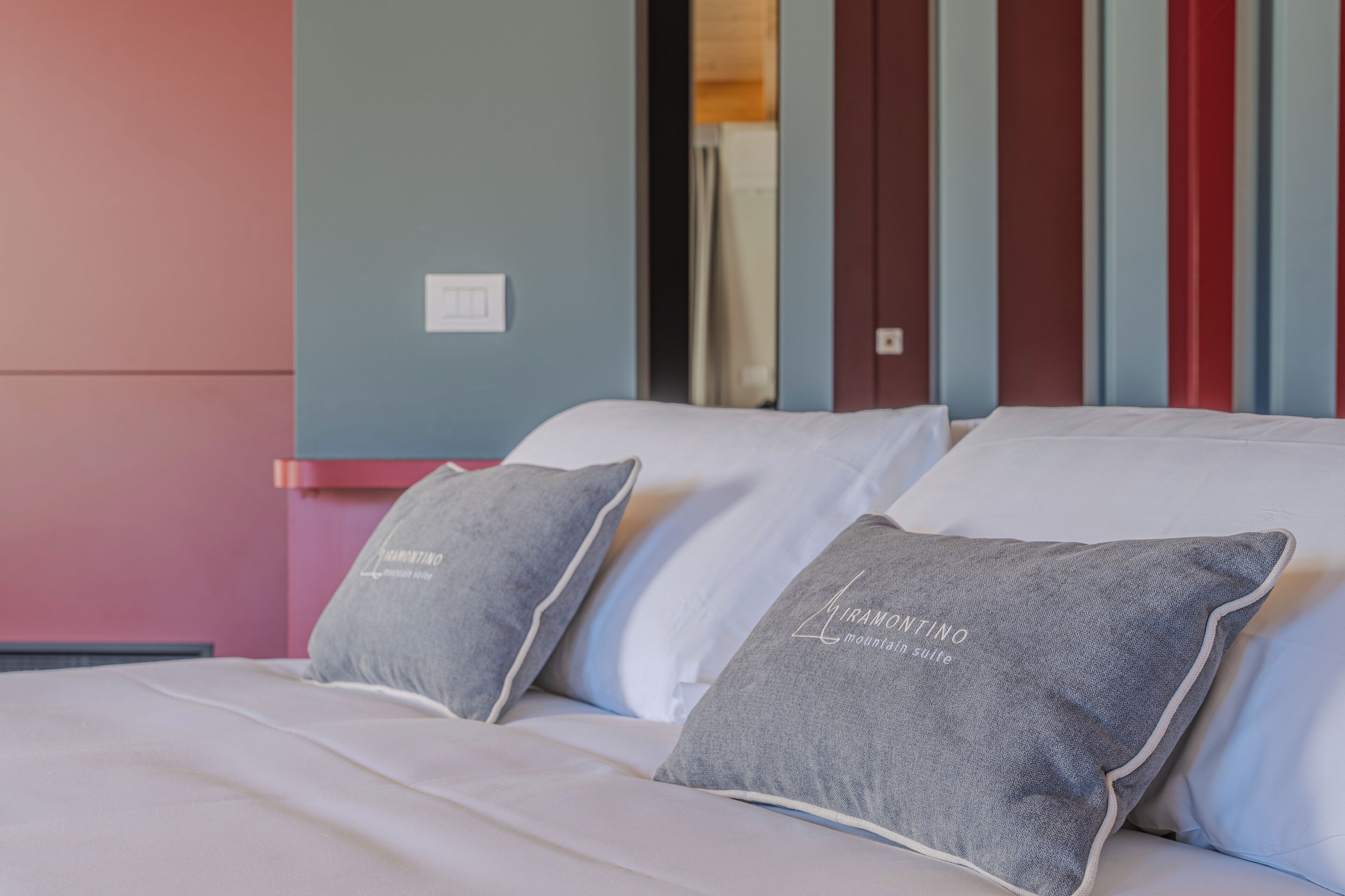 Deluxe-Doppelzimmer, Balkon, Bergblick | Zimmersafe, Verdunkelungsvorhänge, kostenloses WLAN