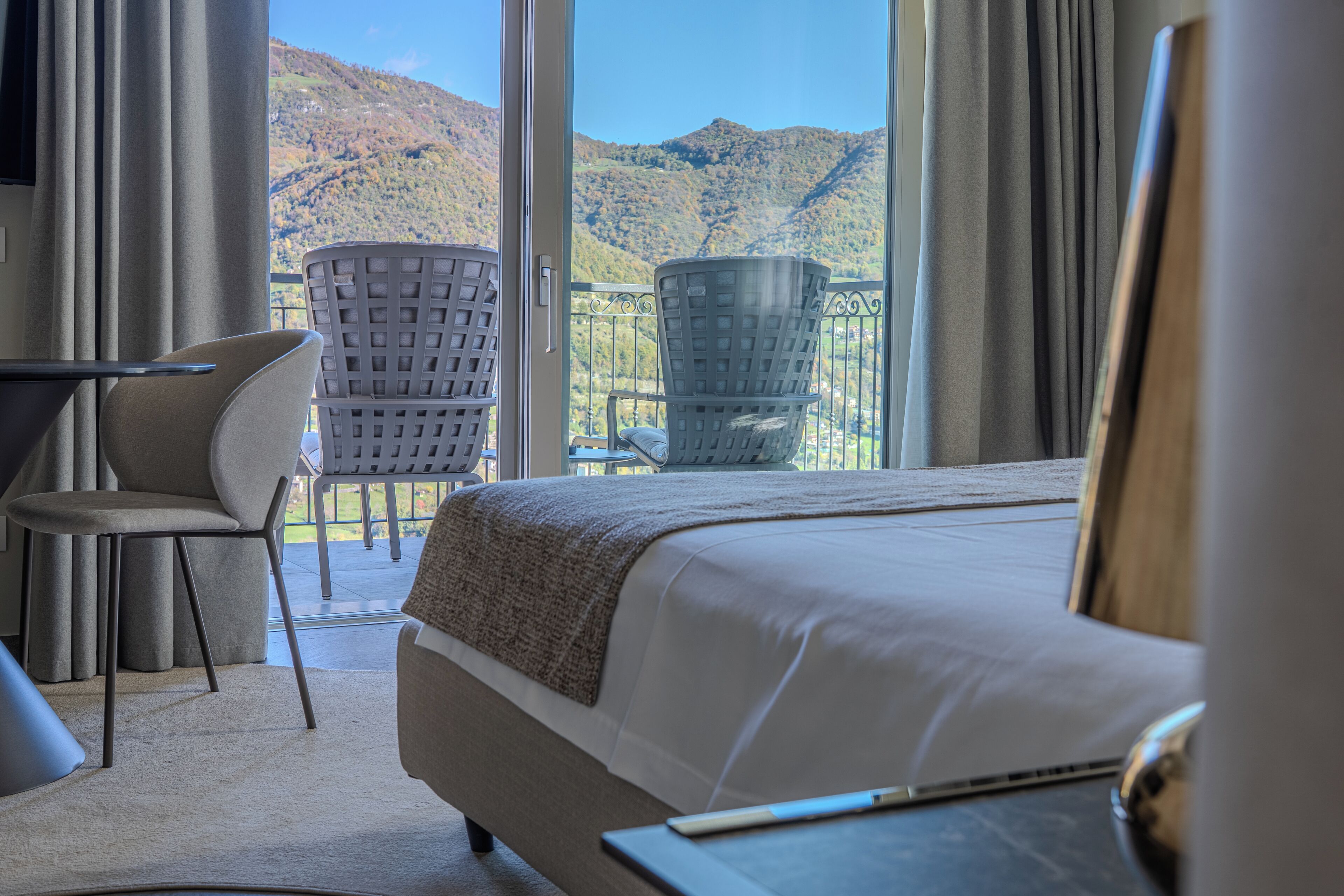 Doppia Deluxe, balcone, vista montagna | Una cassaforte in camera, tende oscuranti, Wi-Fi gratuito