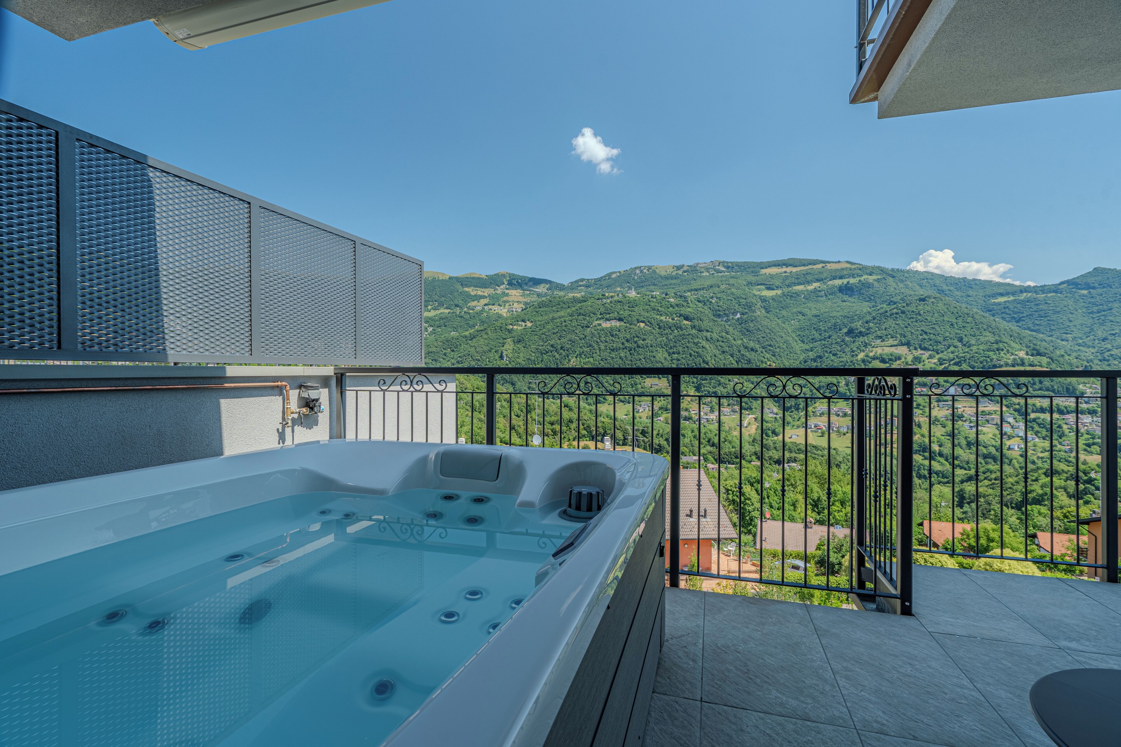 Luxury-Suite, Bergblick | Zimmersafe, Verdunkelungsvorhänge, kostenloses WLAN