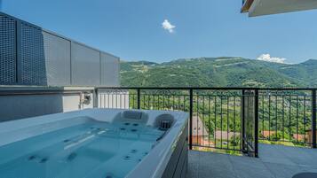 Luxury-Suite, Bergblick | Zimmersafe, Verdunkelungsvorhänge, kostenloses WLAN