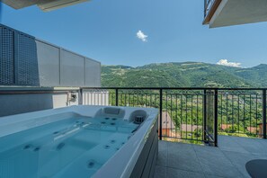 Suite de lujo, vista a la montaña | Caja de seguridad en la habitación, cortinas blackout y wifi gratis 