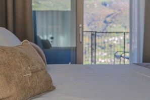 Suite de lujo, vista a la montaña | Caja de seguridad en la habitación, cortinas blackout y wifi gratis 