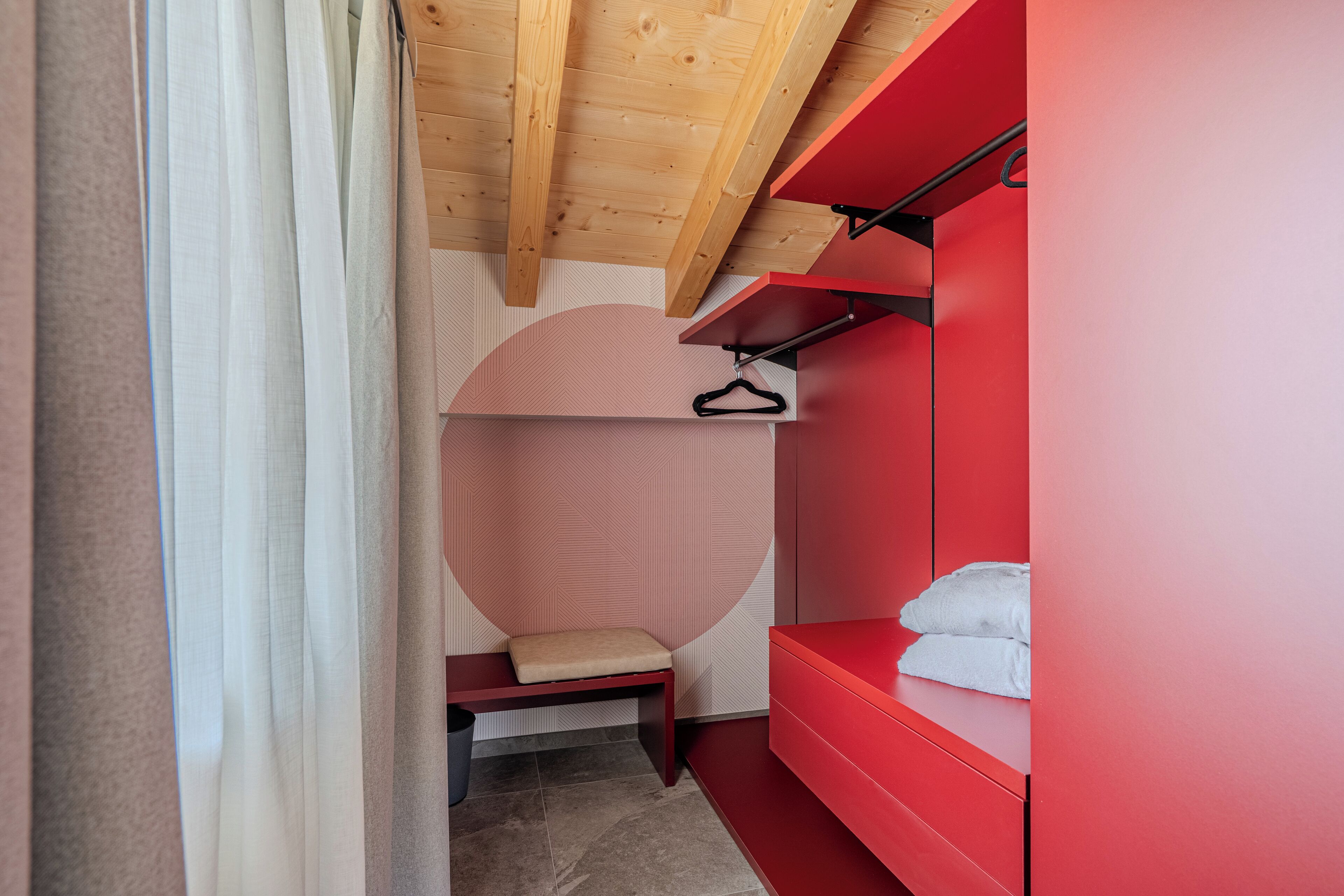 Deluxe-Doppelzimmer, Balkon, Bergblick | Schrank