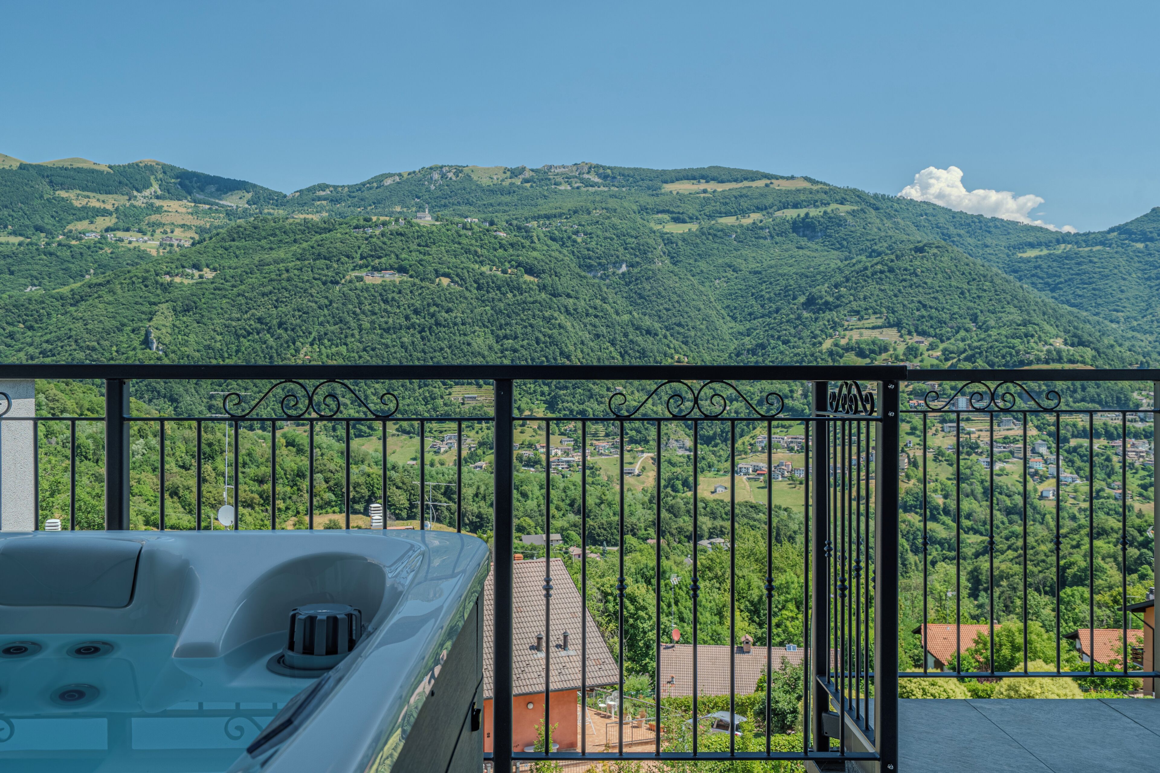 Suite de lujo, vista a la montaña | Caja de seguridad en la habitación, cortinas blackout y wifi gratis 