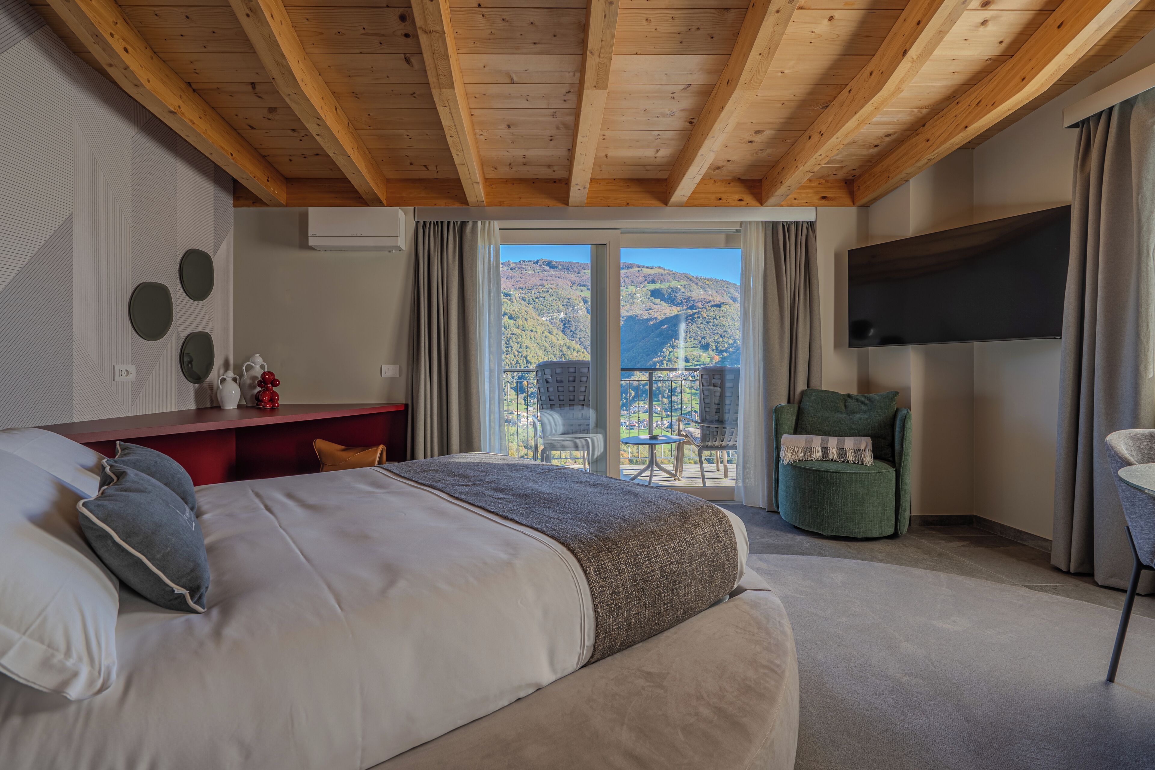 Habitación doble Deluxe, balcón, vista a la montaña | Caja de seguridad en la habitación, cortinas blackout y wifi gratis 