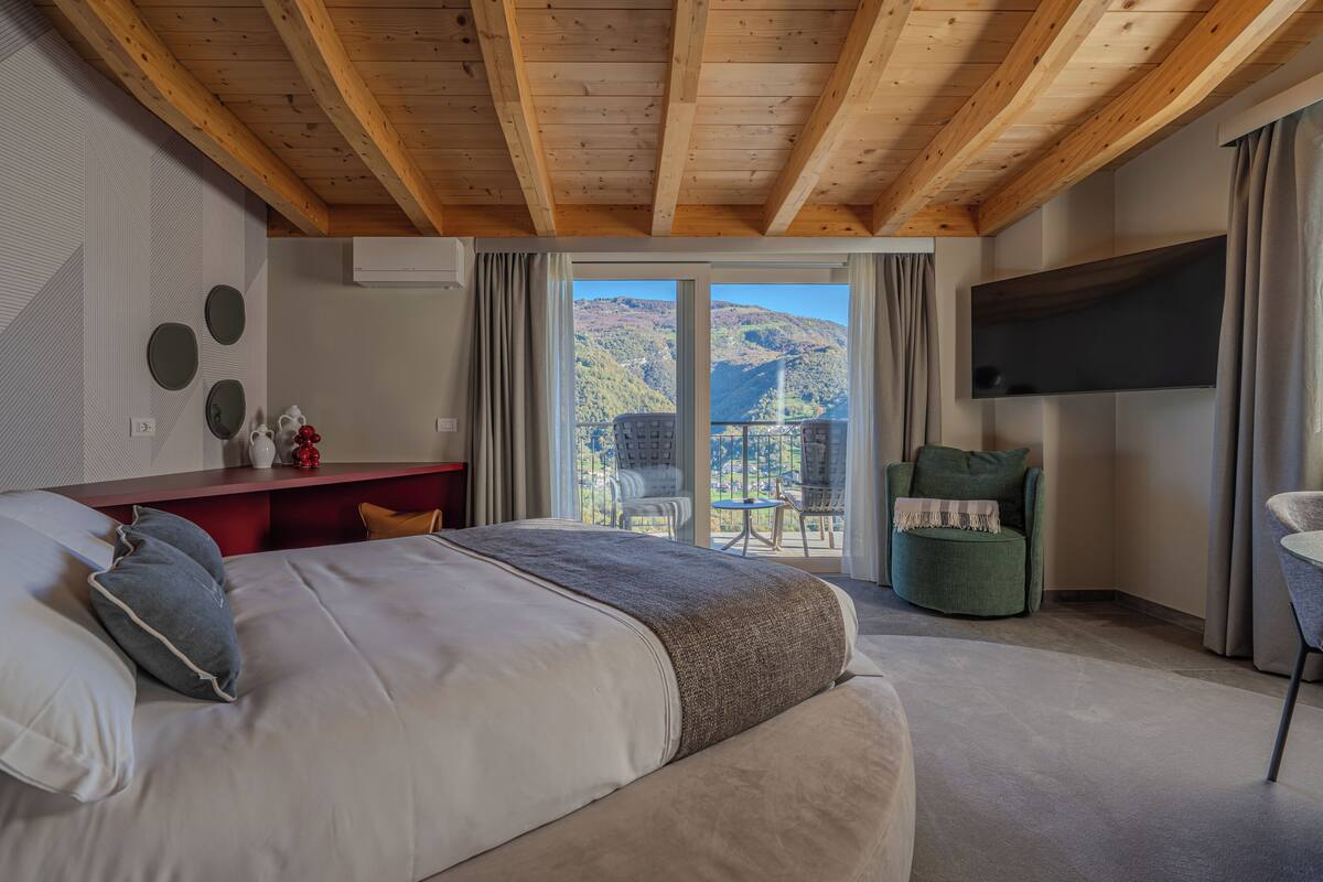 Habitación doble Deluxe, balcón, vista a la montaña | Caja de seguridad en la habitación, cortinas blackout y wifi gratis