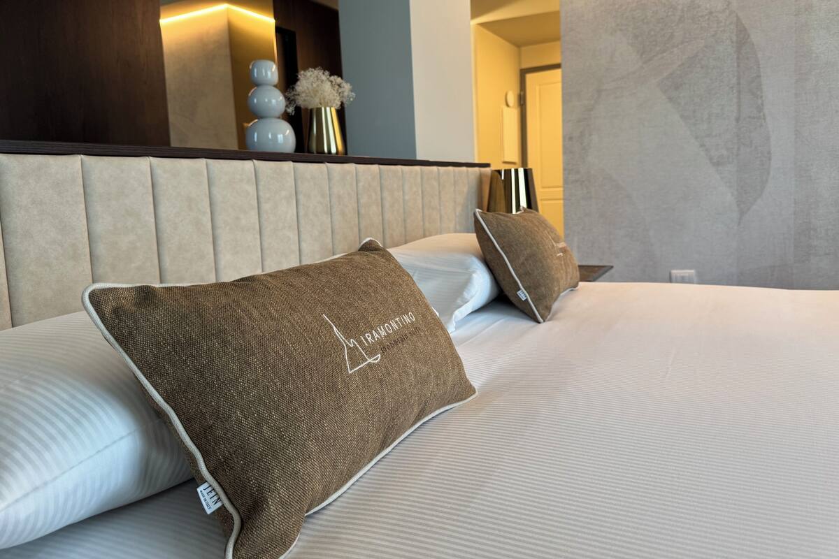 Habitación doble Deluxe, balcón, vista a la montaña | Caja de seguridad en la habitación, cortinas blackout y wifi gratis