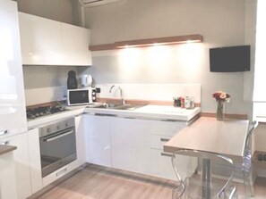 Fridge, microwave, oven, dishwasher - Wohnung mit privatem Garten in Villa by Interhome (La Spezia)