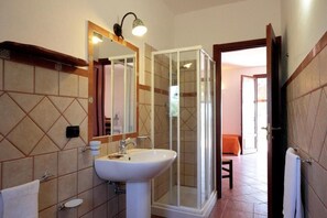 Dusche, Haartrockner, Bidet, Handtücher