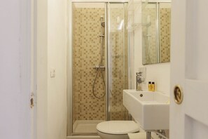 Douche, articles de toilette (gratuits), séchoir à cheveux, bidet