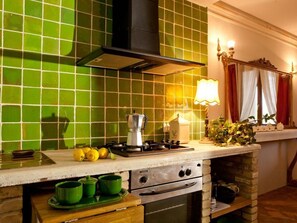 Jääkaappi, uuni, keittoastiat/astiat/ruokailuvälineet