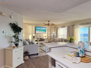 TV - 7th Floor Beachfront - Great Views From Top Floor! Beach Service! (Fort Walton Beach)
