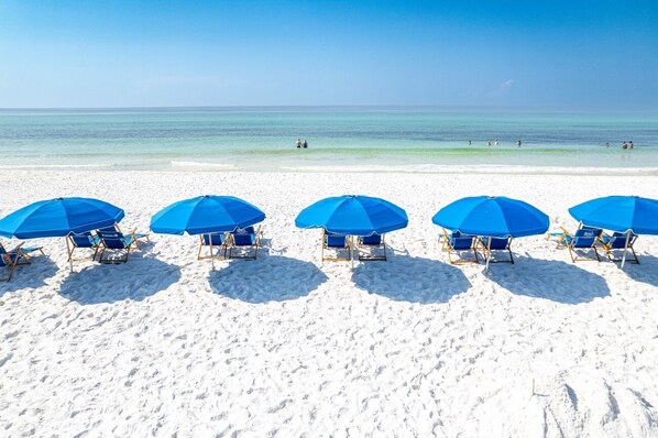 On the beach - 7th Floor Beachfront - Great Views From Top Floor! Beach Service! (Fort Walton Beach)