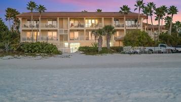 شقة | 4 عدّة غرف نوم ومكتب وخدمة الإنترنت